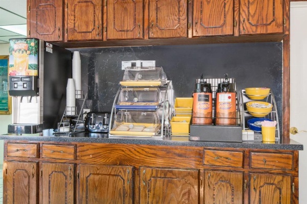 Days Inn & Suites by Wyndham Marshall image 11