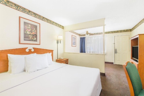 Days Inn & Suites by Wyndham Marshall image 13