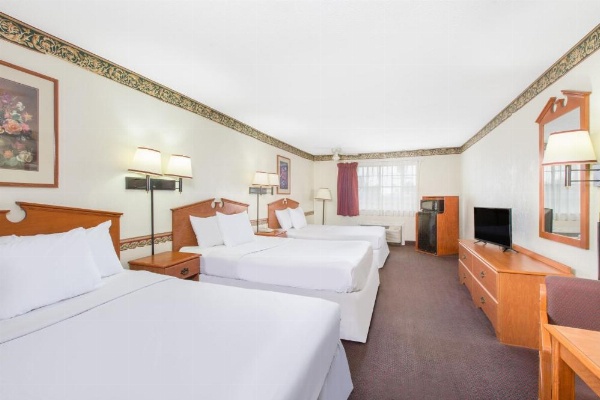 Days Inn & Suites by Wyndham Marshall image 15