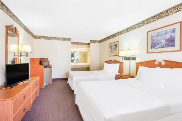 Days Inn & Suites by Wyndham Marshall image 16