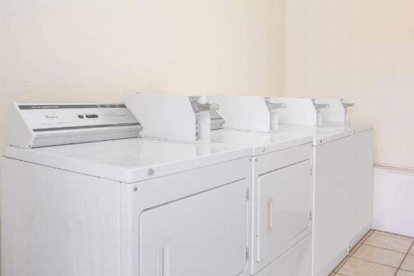 Days Inn & Suites by Wyndham Marshall image 21