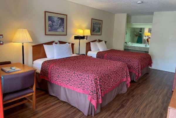 Days Inn & Suites by Wyndham Marshall image 6