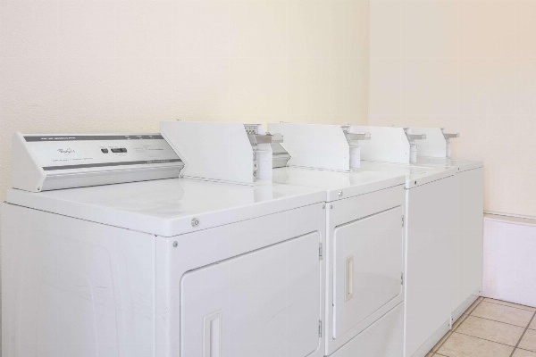 Days Inn & Suites by Wyndham Marshall image 7